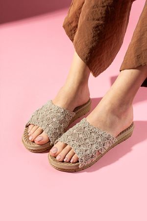 Conti Bej Çapraz Bantlı Triko Örgü Terlik