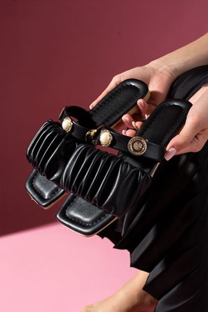 Colmar Siyah İnci ve Mühür Aksesuar Bantlı Terlik