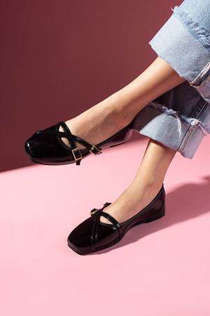 Berky Siyah Rugan Çapraz Biye ve Toka Detaylı Babet