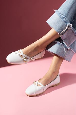 Berky Beyaz Rugan Çapraz Biye ve Toka Detaylı Babet