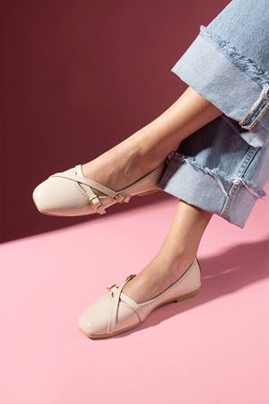 Berky Bej Rugan Çapraz Biye ve Toka Detaylı Babet