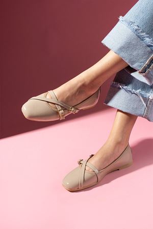 Berky Vizon Rugan Çapraz Biye ve Toka Detaylı Babet