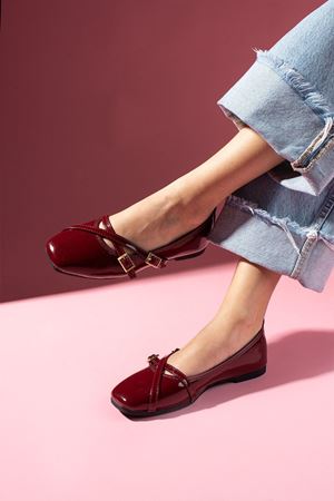 Berky Bordo Rugan Çapraz Biye ve Toka Detaylı Babet