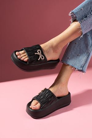 Pienza Siyah Eva Plise Desenli İnci Fiyonk Aksesuarlı Poliüretan Islak Zemin Terlik 