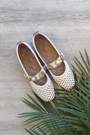 Stamp Lazerli Beyaz İnci ve Mühür Aksesuar Bantlı Babet 