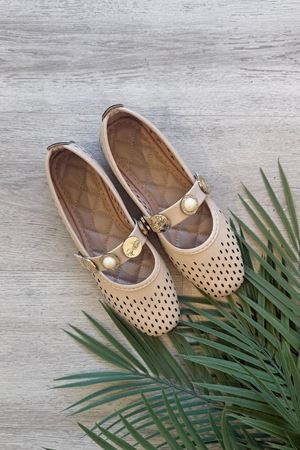 Stamp Lazerli Bej İnci ve Mühür Aksesuar Bantlı Babet 