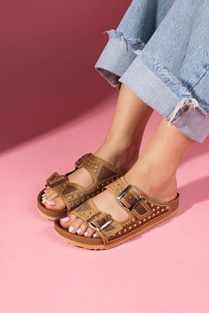 Zinora Taba Köşeli Taş Detaylı Tokalı Çift Bant Kadın Terlik