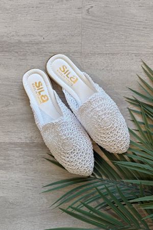 Elaris Beyaz Dairesel Hasır İşlemeli Önü Kapalı Terlik 