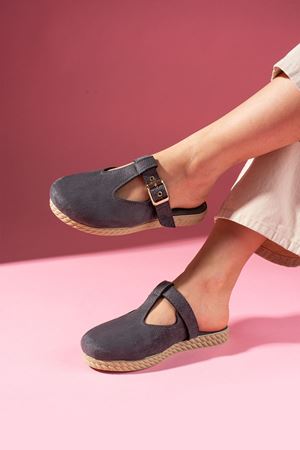 Sabrosa Gri Süet Tokalı Önü Kapalı Kadın Terliği