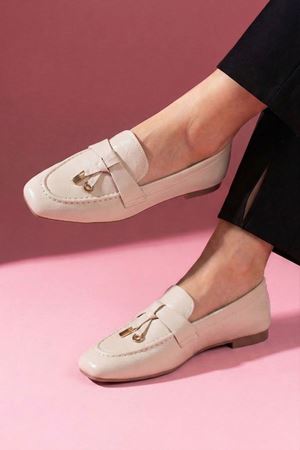 Viona Bej Kırışık Rugan Saraçlı Mini Fiyonk Aksesuarlı Loafer Babet