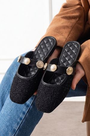 Jolie Siyah Simli Kumaş İnci ve Mühür Aksesuarlı Önü Kapalı Terlik