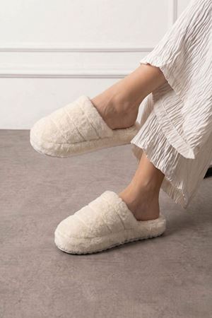 Plampi Beyaz Çizgi Detaylı Peluş Kadın Kışlık Ev Terliği