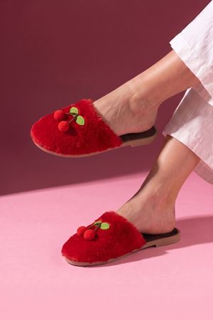 Cerise Kırmızı Kiraz Ponpon Aksesuarlı Peluş Kadın Ev Terliği