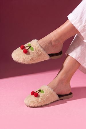 Cerise Bej Kiraz Ponpon Aksesuarlı Peluş Kadın Ev Terliği