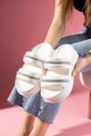 Luxora Beyaz Eva Taş Şeritli Çift Bantlı Poliüretan Islak Zemin Terlik