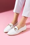 Lucia Beyaz Gold Zincir Aksesuarlı Loafer Babet